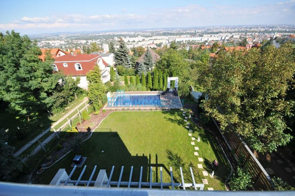 Eladó 350 m2 ház - Budapest III.
